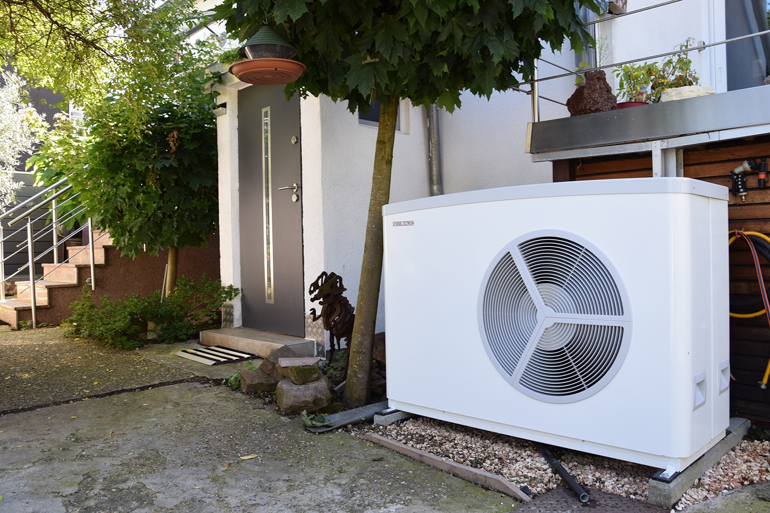 Solaranlage und Luft-Wasser-Wärmepumpe für ein Einfamilienhaus in Herne