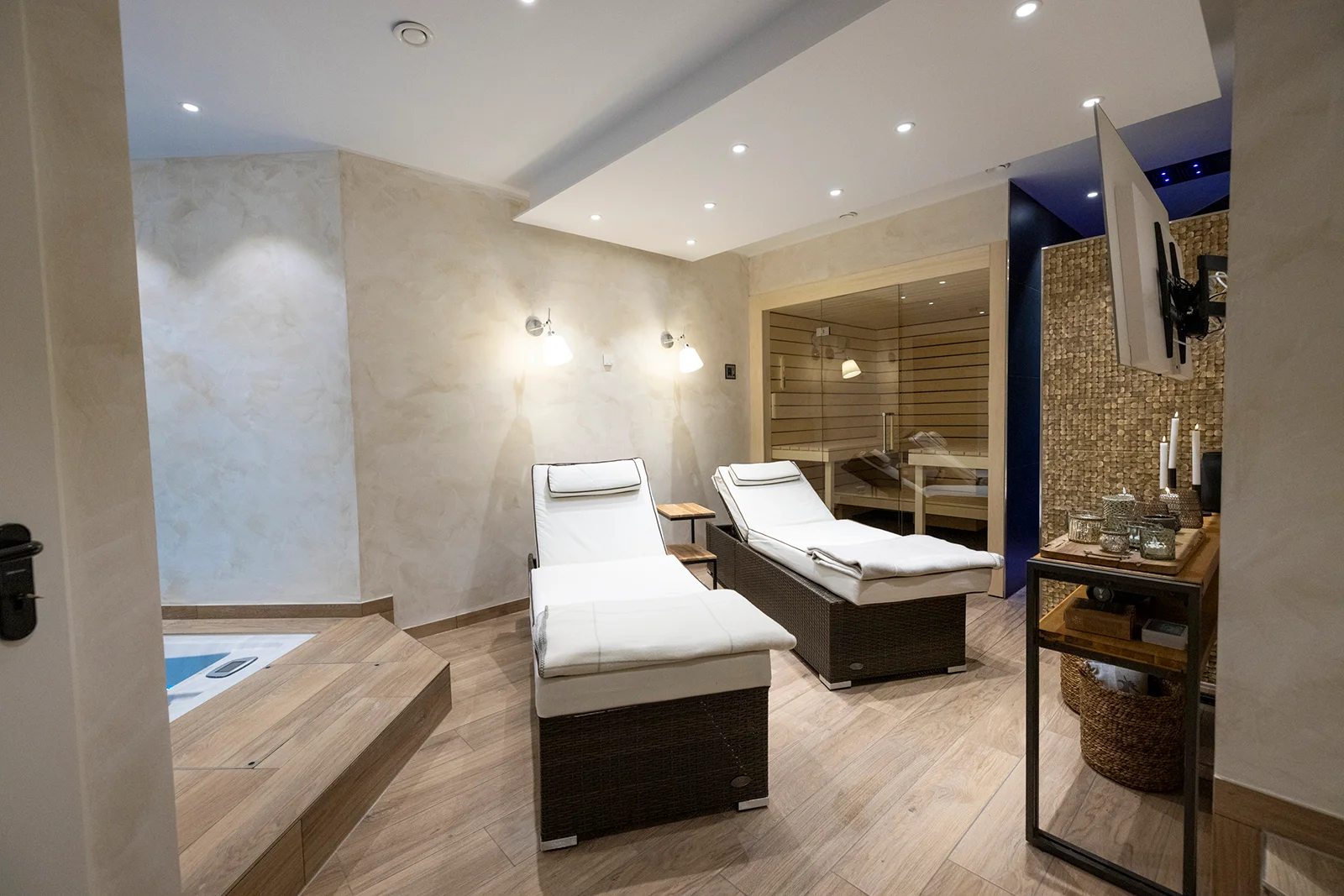 Wellnessbereich mit Sauna, Wellnessdusche und Whirlpool in Niedersprockhövel