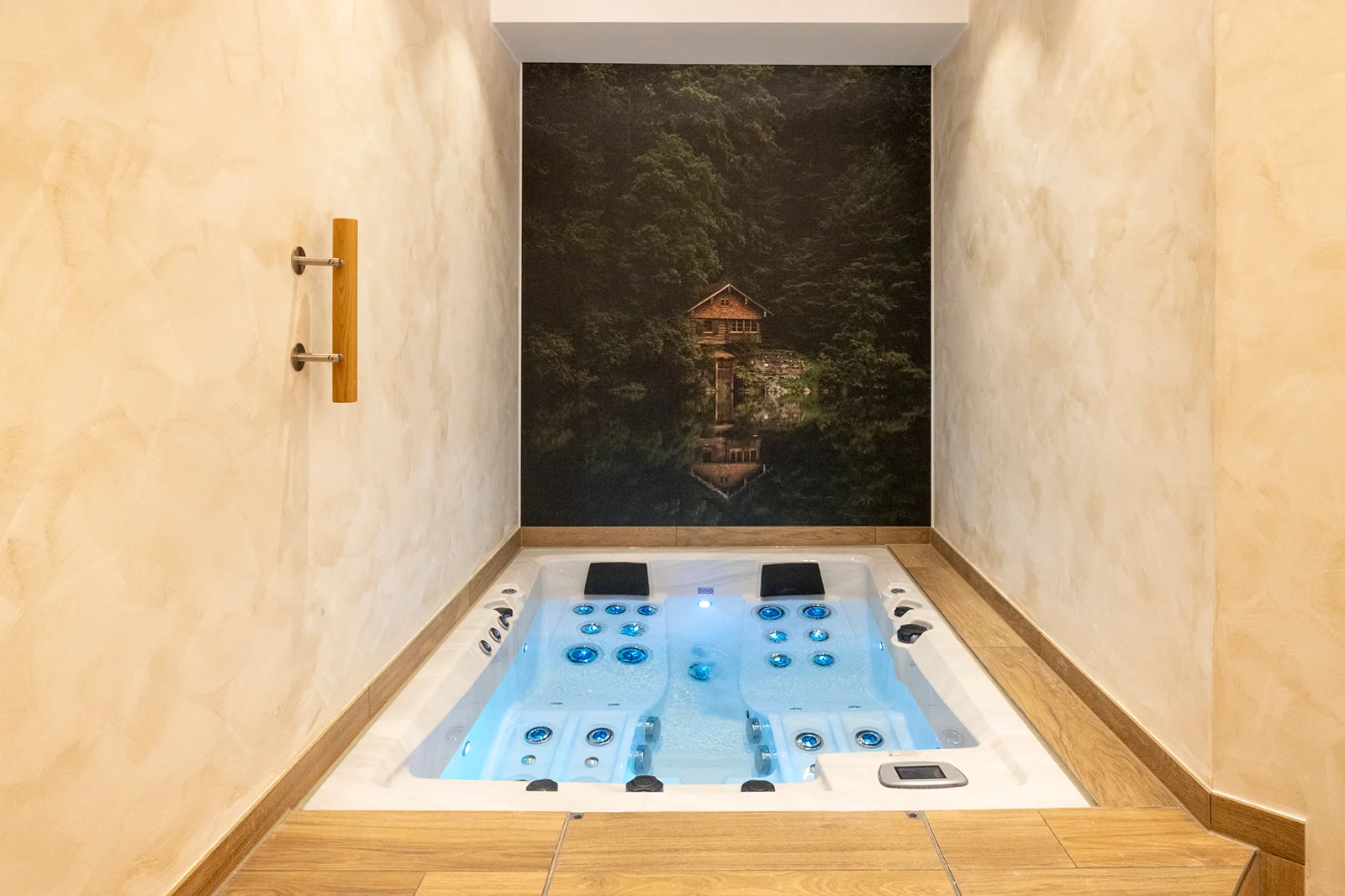 Wellnessbereich mit Sauna, Wellnessdusche und Whirlpool in Niedersprockhövel