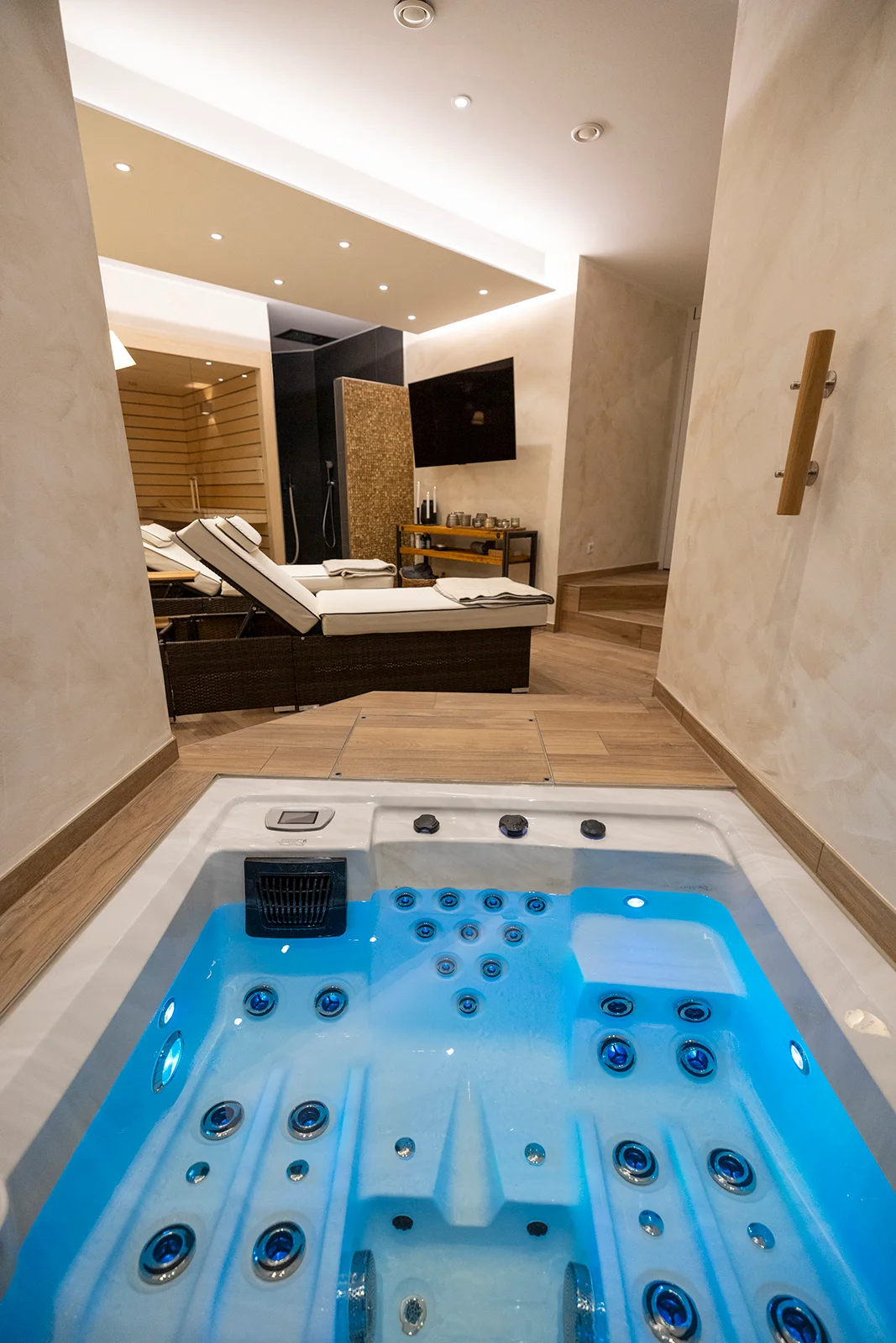 Wellnessbereich mit Sauna, Wellnessdusche und Whirlpool in Niedersprockhövel