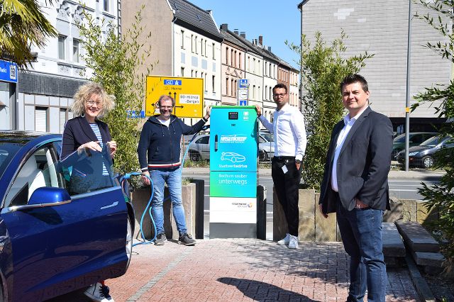 Hasenkamp und Stadtwerke Bochum nehmen neue Elektroladesäule in Betrieb 